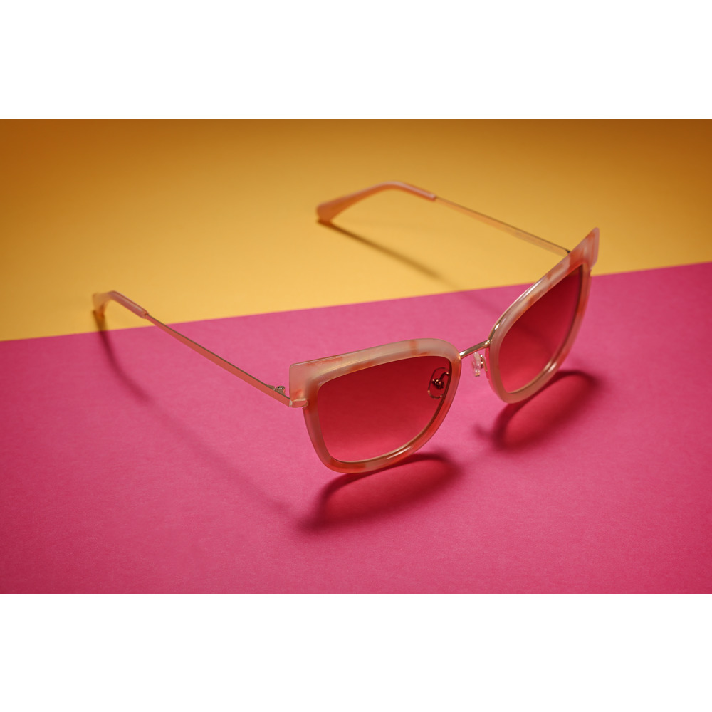 Retro-Chic Meets Modern Elegance - Nazare